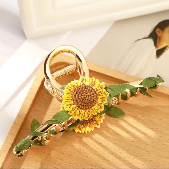 NIB Sunflower Hair Claw Clip - Picture 4 of 6